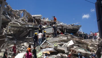 Kolombiya'da 7.4 şiddetinde deprem: Geniş çaplı yıkım kameralara yansıdı
