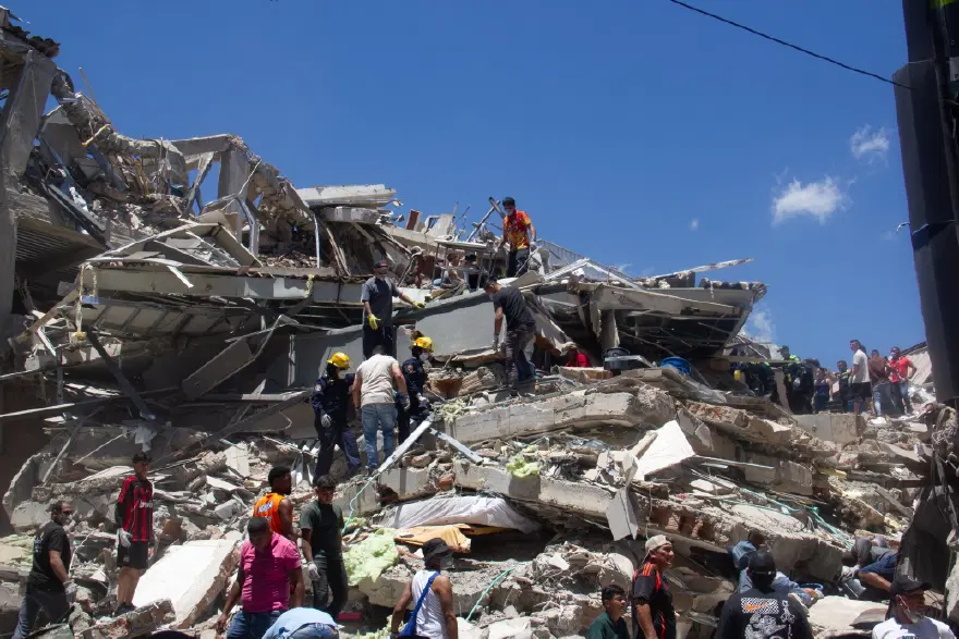 Kolombiya'da 7.4 şiddetinde deprem: Geniş çaplı yıkım kameralara yansıdı Kolombiya'da 7.4 şiddetinde deprem: Geniş çaplı yıkım kameralara yansıdı