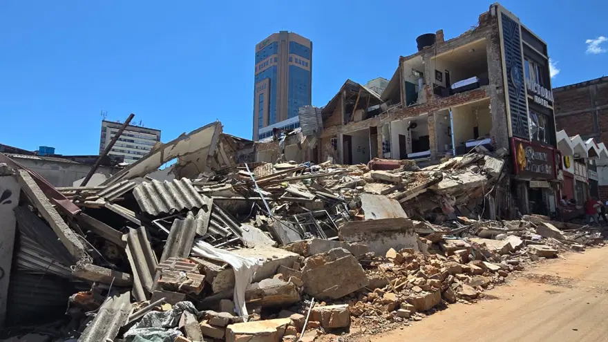 Kolombiya'da 7.4 şiddetinde deprem: Geniş çaplı yıkım kameralara yansıdı 10 Kolombiya'da 7.4 şiddetinde deprem: Geniş çaplı yıkım kameralara yansıdı 10