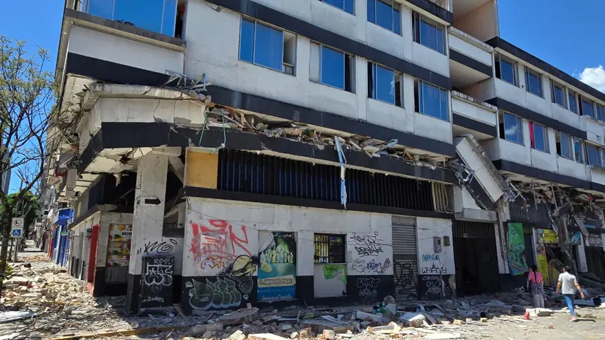 Kolombiya'da 7.4 şiddetinde deprem: Geniş çaplı yıkım kameralara yansıdı 9 Kolombiya'da 7.4 şiddetinde deprem: Geniş çaplı yıkım kameralara yansıdı 9