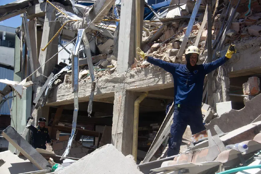 Kolombiya'da 7.4 şiddetinde deprem: Geniş çaplı yıkım kameralara yansıdı 3 Kolombiya'da 7.4 şiddetinde deprem: Geniş çaplı yıkım kameralara yansıdı 3