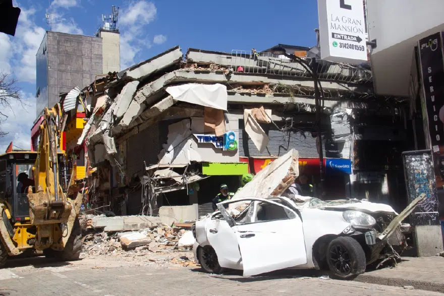 Kolombiya'da 7.4 şiddetinde deprem: Geniş çaplı yıkım kameralara yansıdı 2 Kolombiya'da 7.4 şiddetinde deprem: Geniş çaplı yıkım kameralara yansıdı 2