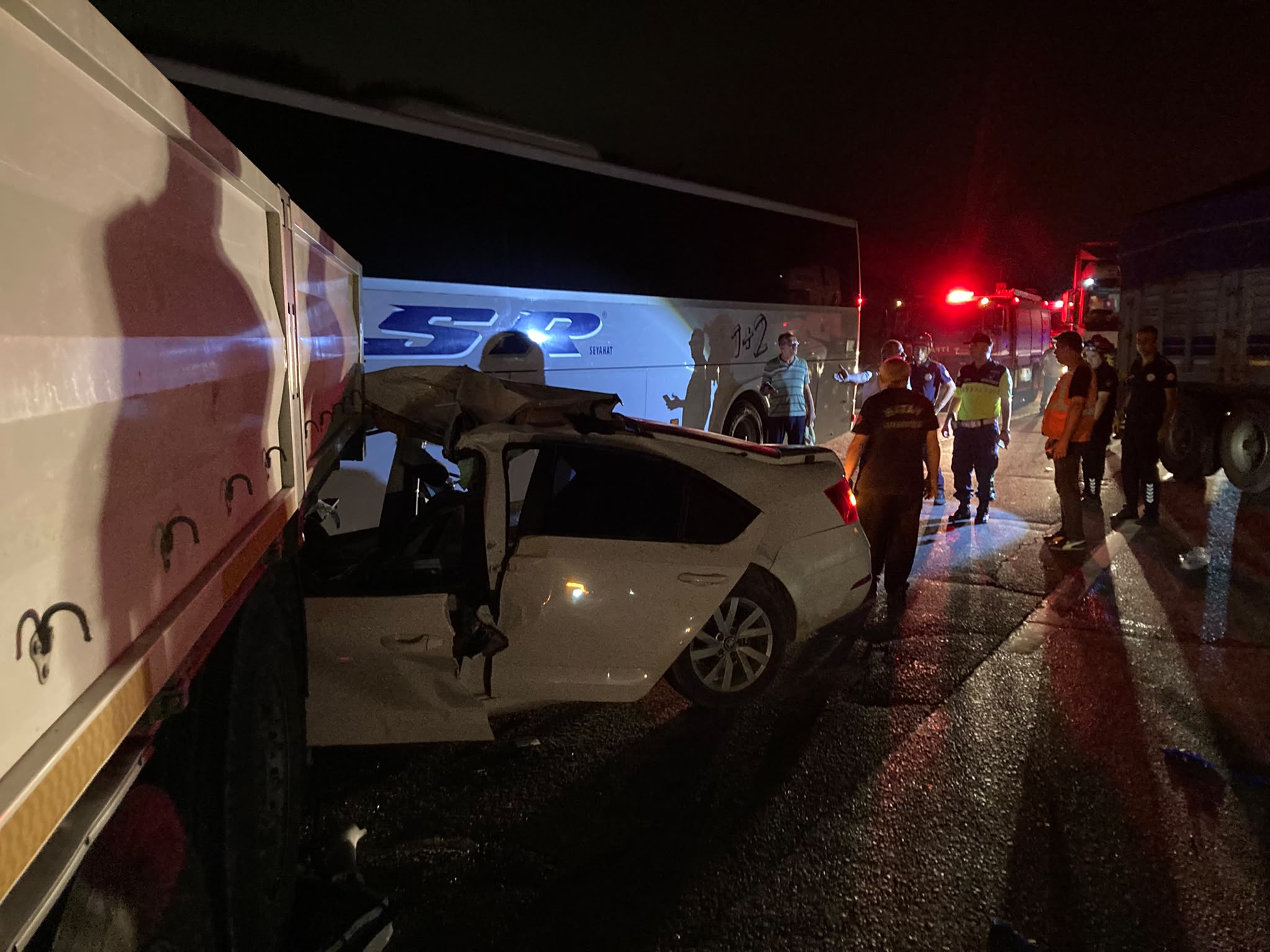 Tır, otobüs ve otomobil çarpıştı. 2 kişi hayatını kaybetti