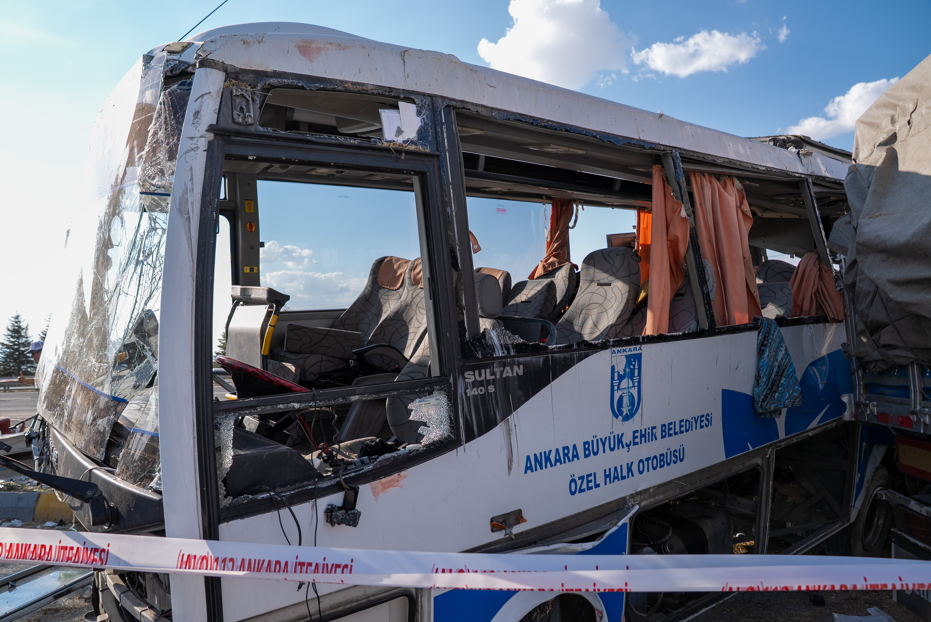 Ankara'da otobüs ile kamyon çarpıştı. 2 ölü, 25 yaralı