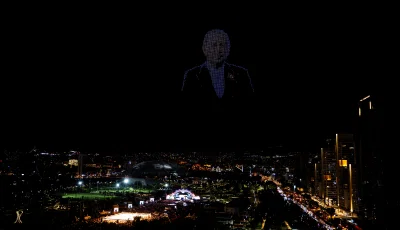 AK Parti’nin 25. yılı. Ankara semalarında dron gösterisiAK Parti'nin kuruluşunun 25. yıl dönümü, Ankara'daki Başkent Millet Bahçesi'nde düzenlenen programla kutlandı. Programda dron gösterisi de yapıldı.