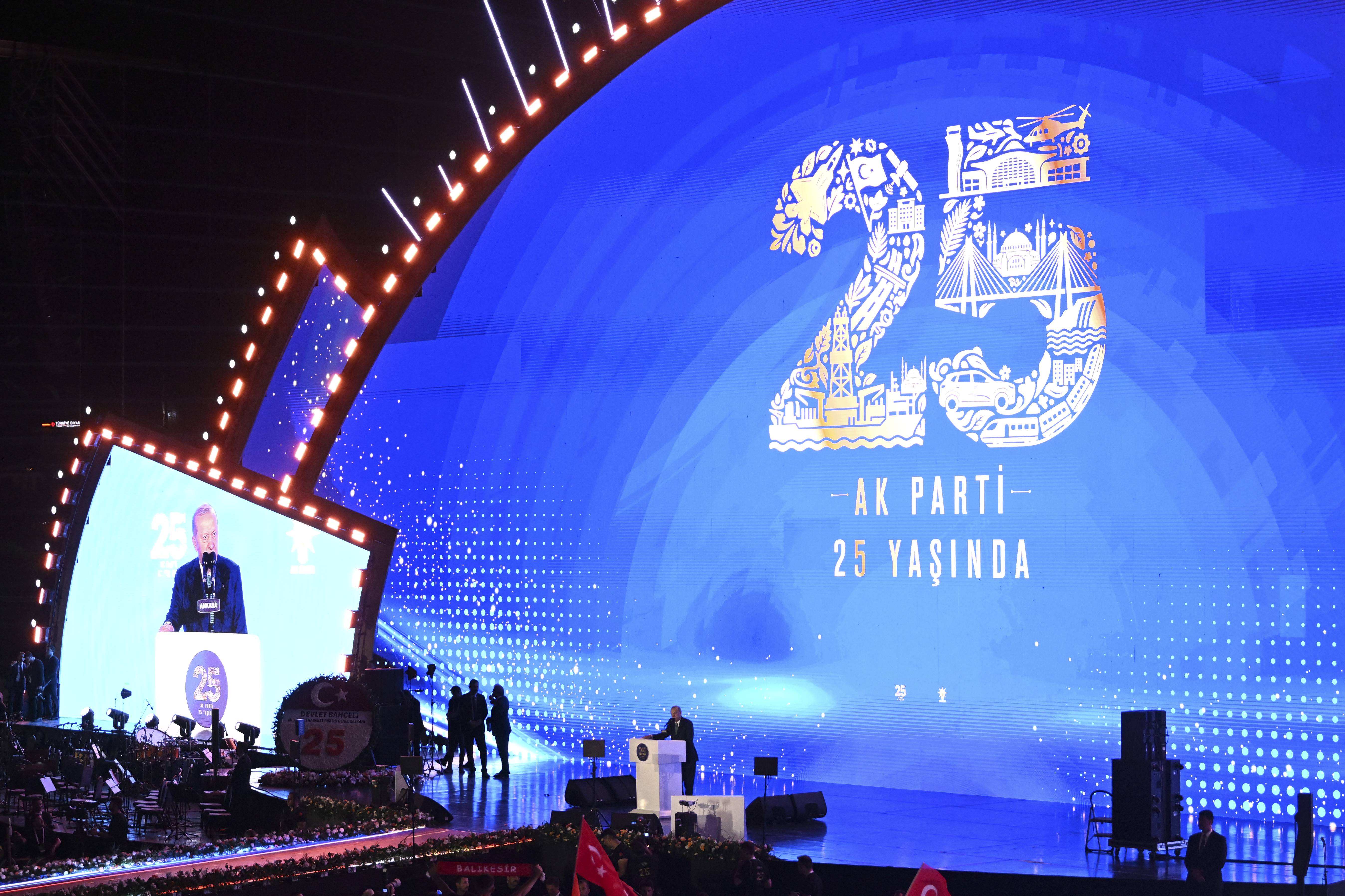 AK Parti 25. yıl vizyon belgesini açıkladıKuruluşunun 25. yılını kutlayan AK Parti, gelecek çeyrek asra ilişkin hedeflerin yer aldığı ''AK Parti 25. Yıl Vizyonu'' belgesini yayımladı.