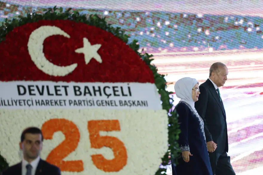 DEVLET BAHÇELİ'DEN ÖZEL ÇELENK 1 DEVLET BAHÇELİ'DEN ÖZEL ÇELENK 1