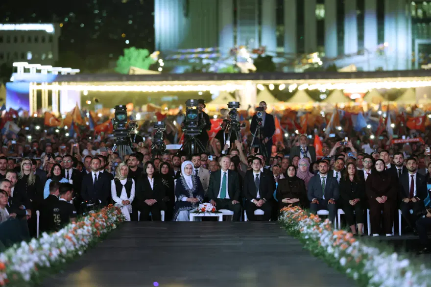 CUMHURBAŞKANI ERDOĞAN VE EŞİ 25 GENÇLE YAN YANA OTURDU 2 CUMHURBAŞKANI ERDOĞAN VE EŞİ 25 GENÇLE YAN YANA OTURDU 2