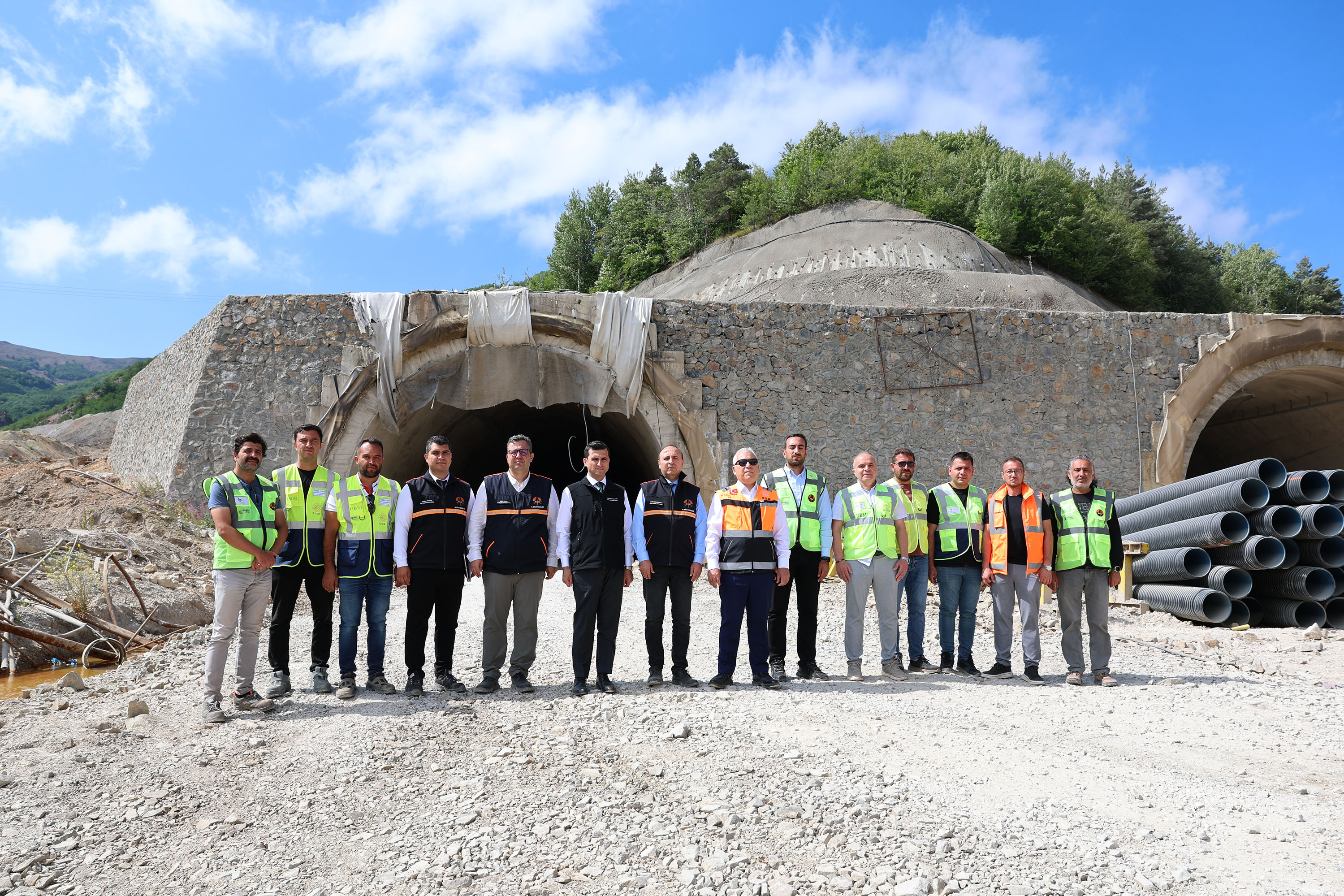 Geminbeli Tüneli'nin kış gelmeden hizmete açılması planlanıyorSivas Valisi Yılmaz Şimşek, Suşehri ve Zara ilçeleri arasında yapımı devam eden Geminbeli Tüneli'ndeki çalışmaları inceledi.