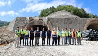 Geminbeli Tüneli'nin kış gelmeden hizmete açılması planlanıyorSivas Valisi Yılmaz Şimşek, Suşehri ve Zara ilçeleri arasında yapımı devam eden Geminbeli Tüneli'ndeki çalışmaları inceledi.