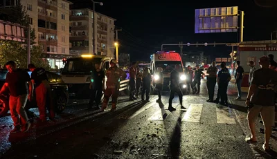 Kırmızı ışık ihlali kazaya neden oldu. 1’i ağır 5 yaralıBursa'da kırmızı ışıkta geçtiği öne sürülen otomobil, kavşaktan geçen iki otomobile çarptı. Kazada 1’i ağır, 5 kişi yaralandı.