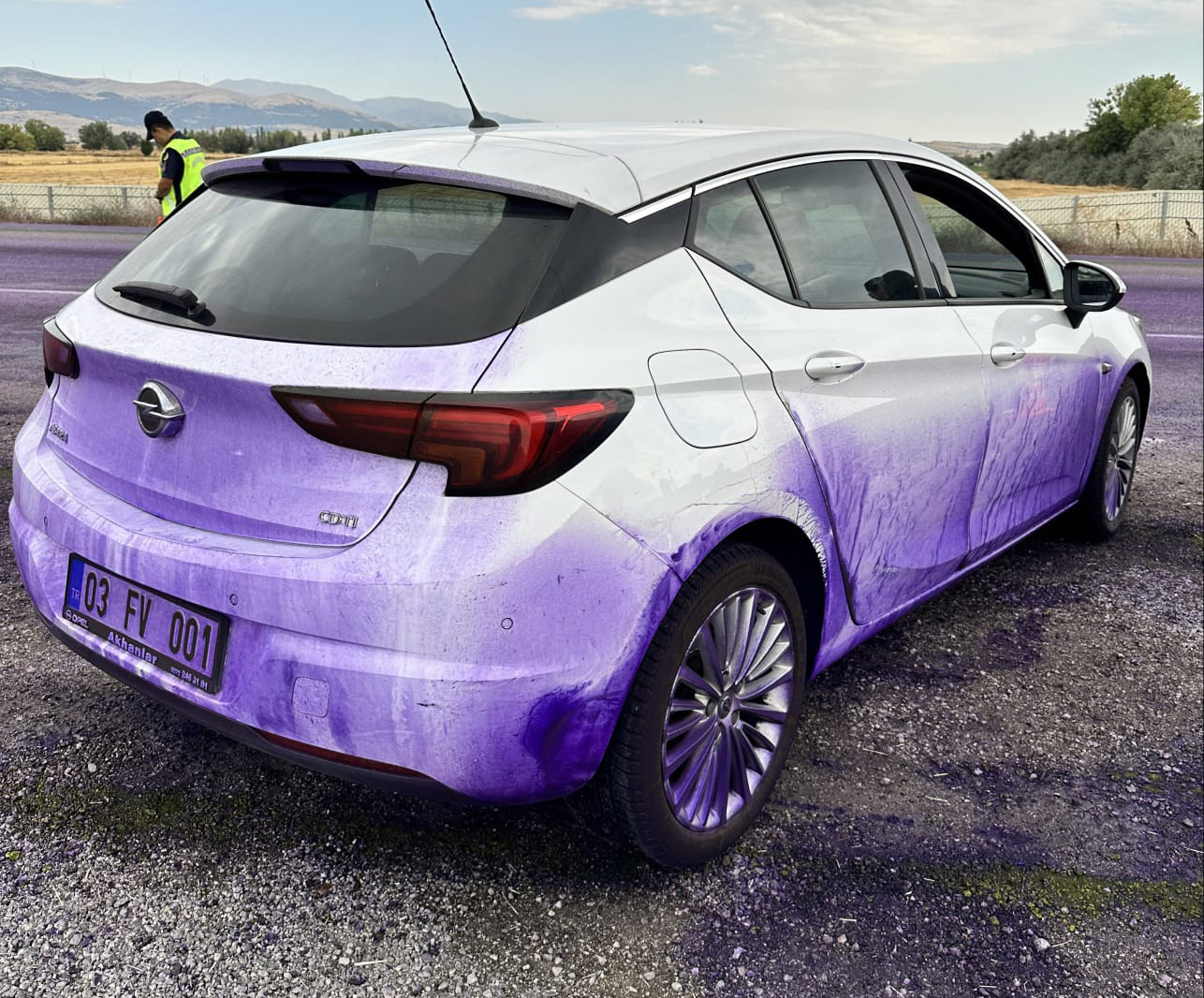Araçları mora boyayan yol. Oto yıkamacıda uzun kuyruklar oluştu