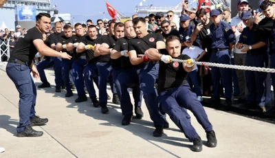 TEKNOFEST Mavi Vatan'da halat çekme heyecanıTEKNOFEST Mavi Vatan'daki Gemicilik Yarışmaları kapsamında düzenlenen halat çekme finalinde Harp Filosu Komutanlığı, Deniz Astsubay MYO Komutanlığı'nı yenerek şampiyon oldu.