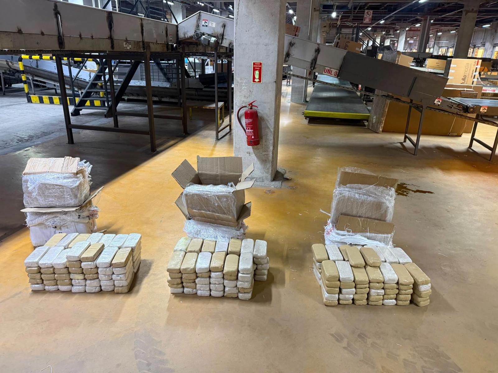 Kargo paketlerinde 109 kilo 300 gram uyuşturucu ele geçirildi