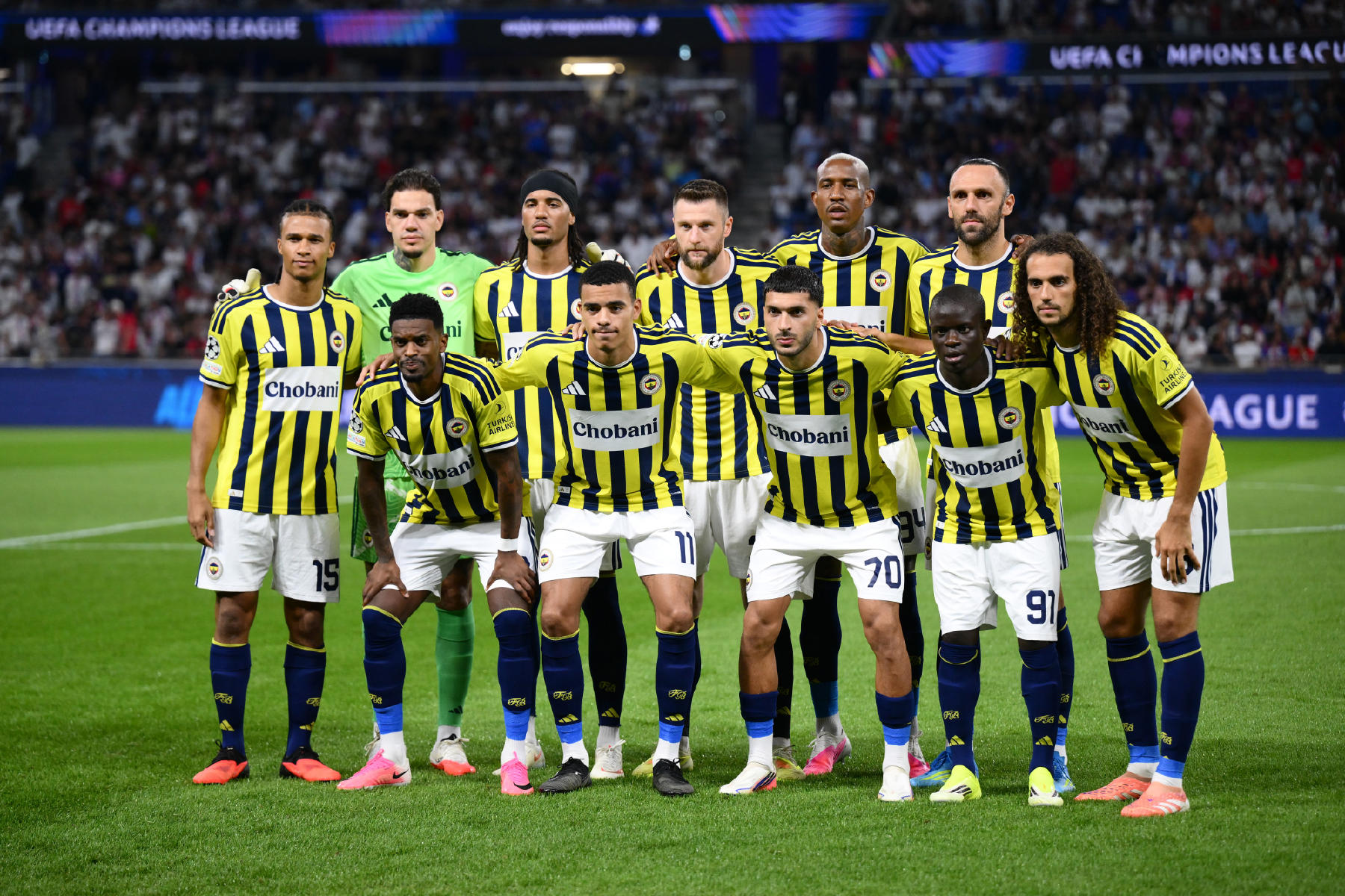 Lyon-Fenerbahçe maçı bitti, saha içi karıştı. Guendouzi'ye saldırı girişimi