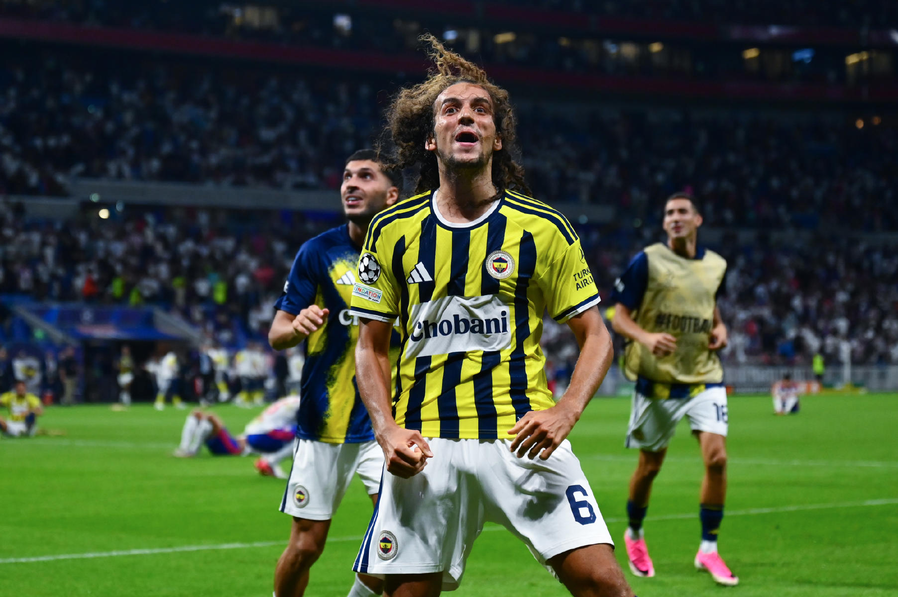 Lyon maçındaki kavganın Fenerbahçe'ye faturası ağır olabilir. Kaç maç ceza gelecek?
