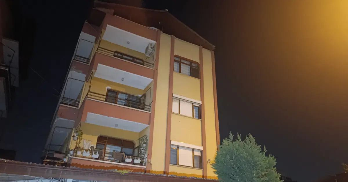 Kocaeli'de 4 katlı bina boşaltıldı. Kolon ve kirişlerinden ses geldi