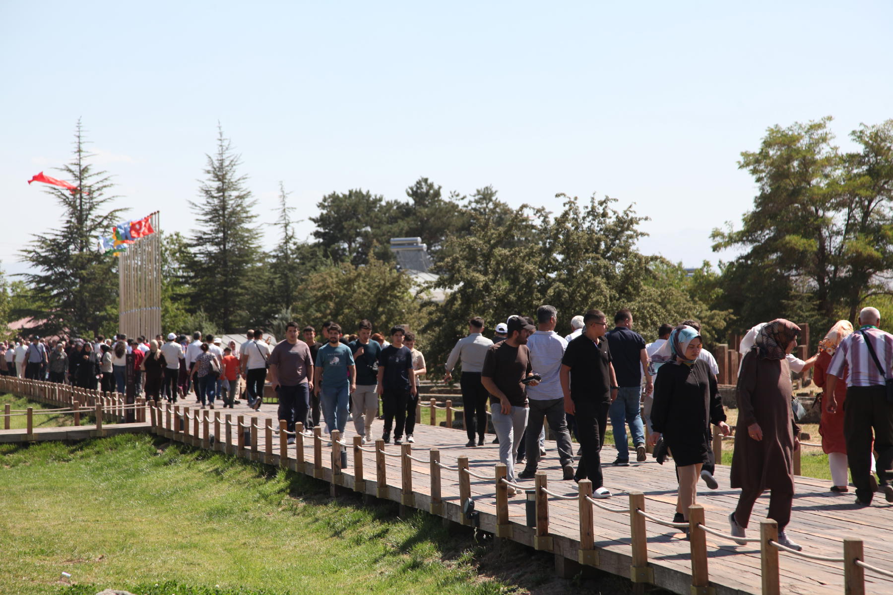 Malazgirt Zaferi'nin 955. yılında Ahlat'taki Selçuklu Meydan Mezarlığı'na ziyaretçi akını
