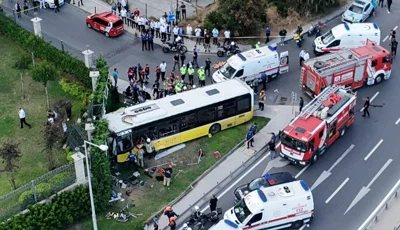 Zeytinburnu'ndaki İETT otobüsü kazasında gözaltı kararıİstanbul Zeytinburnu'nda İETT otobüsünün site duvarına çarpması sonucu meydana gelen kazada 2 kişi hayatını kaybetmişti. Kazaya ilişkin soruşturmada otobüsün önündeki aracın sürücüsü gözaltına alındı.