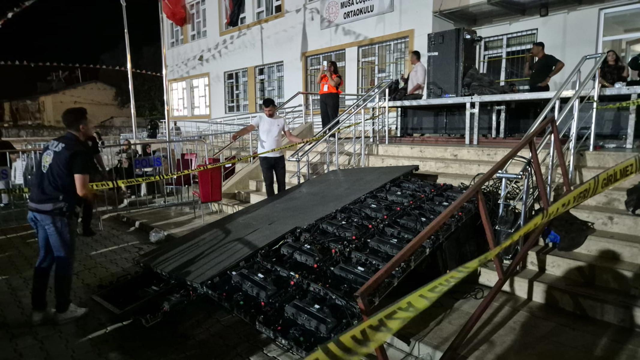 LED ekran devrildi 5 kişi yaralandı. Festival iptal edildi