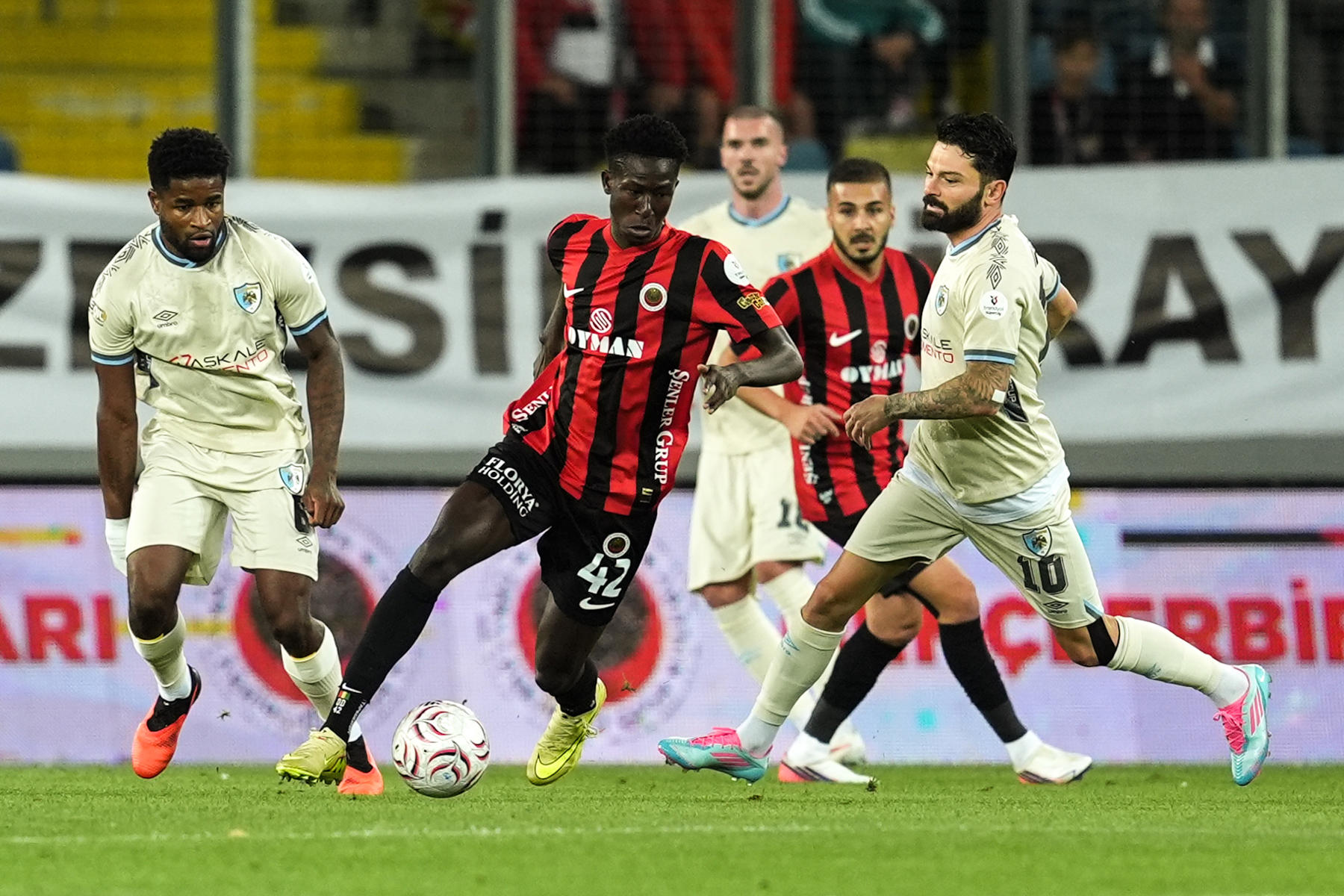 Süper Lig'den Premier Lig'e transfer oldu. Resmen açıklandı