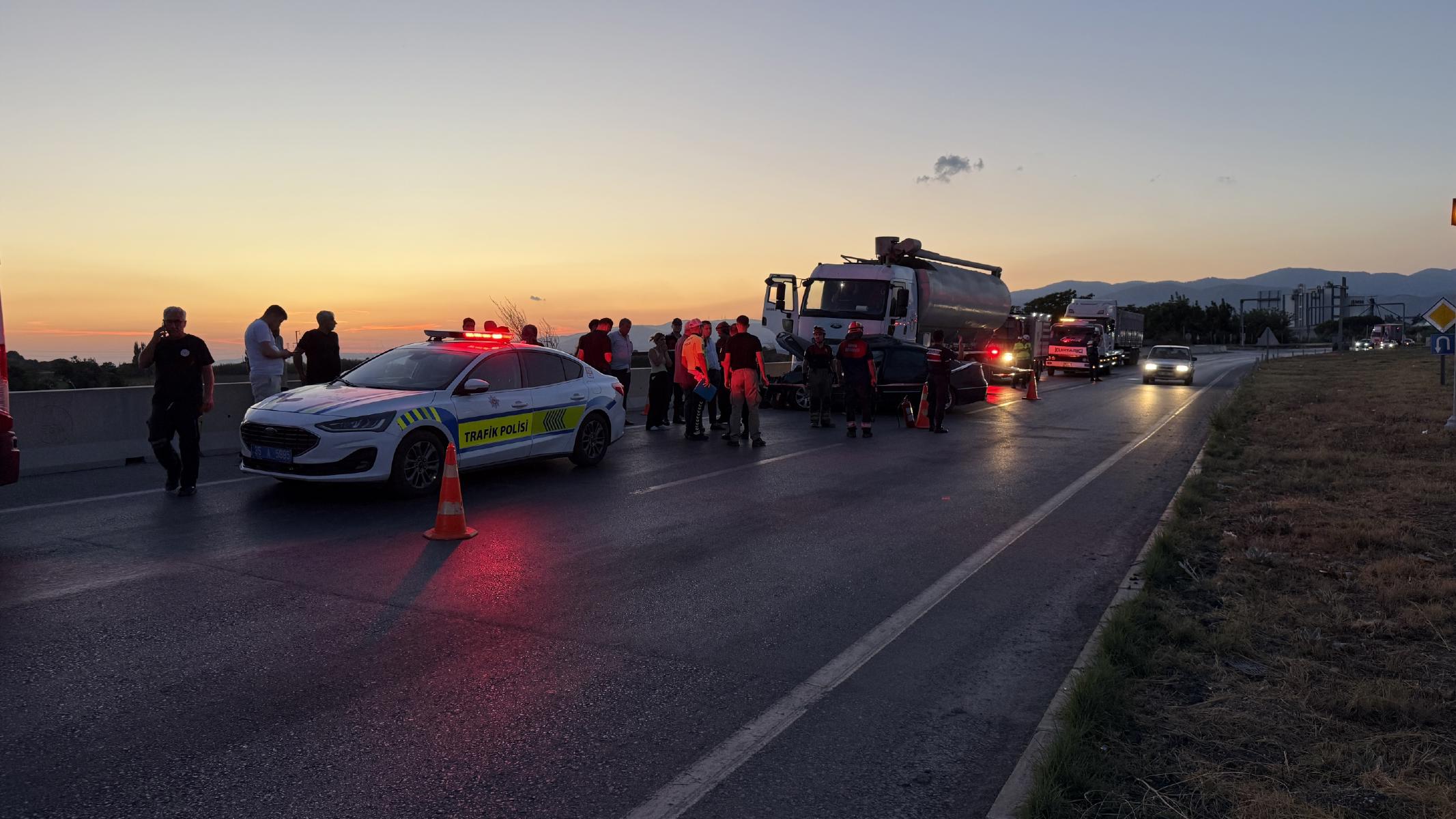 İzmir'de tankerin çarptığı otomobildeki karı koca öldü