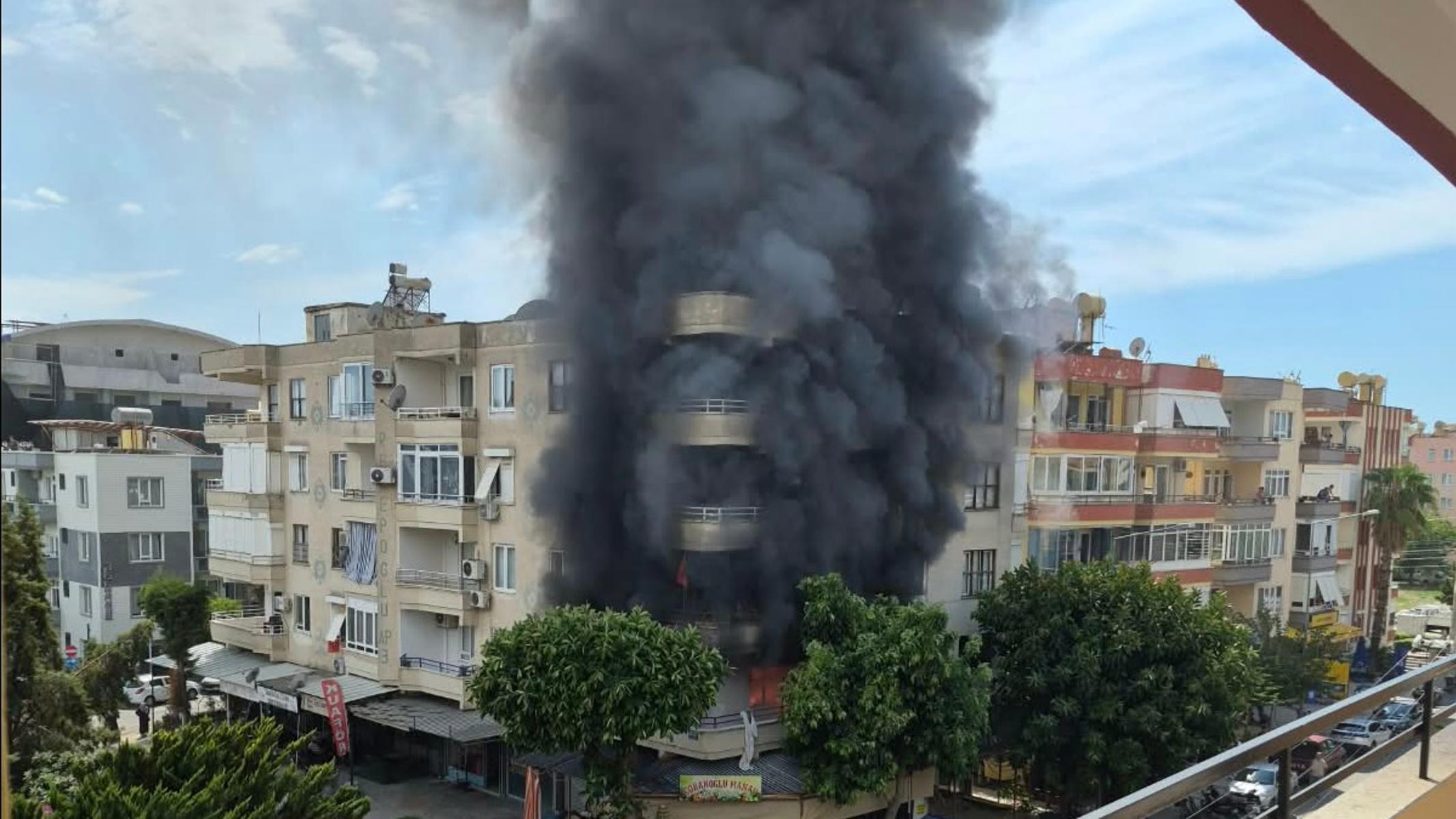 Alanya'da apartman dairesinde yangın. 3 çocuk dumandan etkilendi