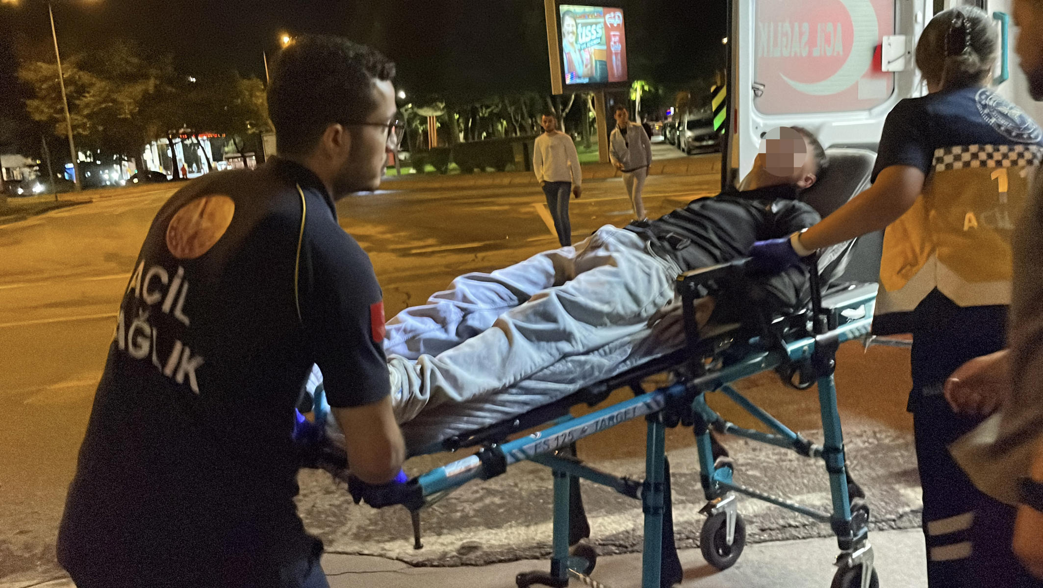 Silahla vuruldu, kanlar içinde tramvaya bindi