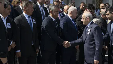 Özel'den "Kılıçdaroğlu ile tokalaştı" eleştirilerine yanıt