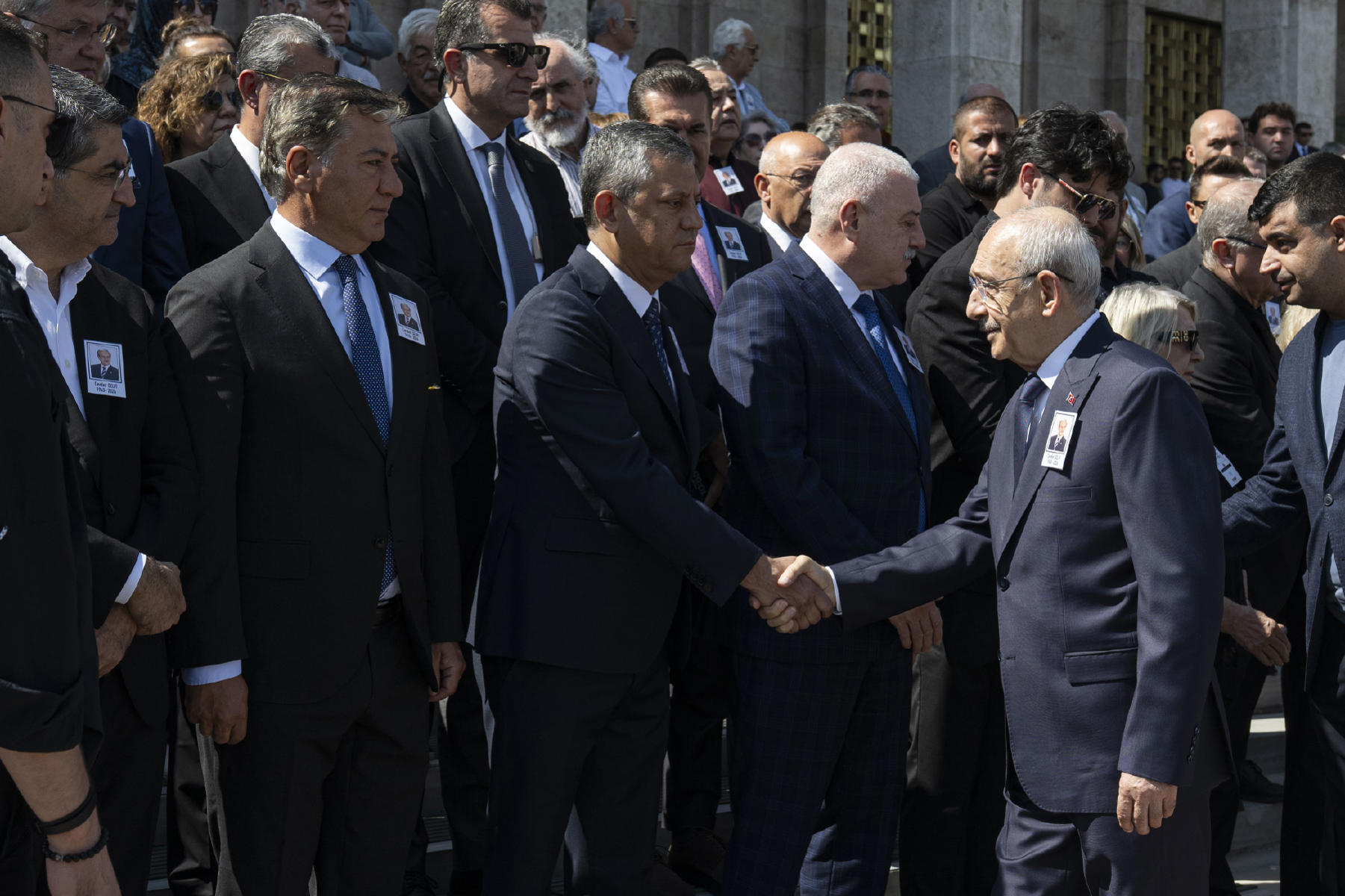 Özel'den "Kılıçdaroğlu ile tokalaştı" eleştirilerine yanıt