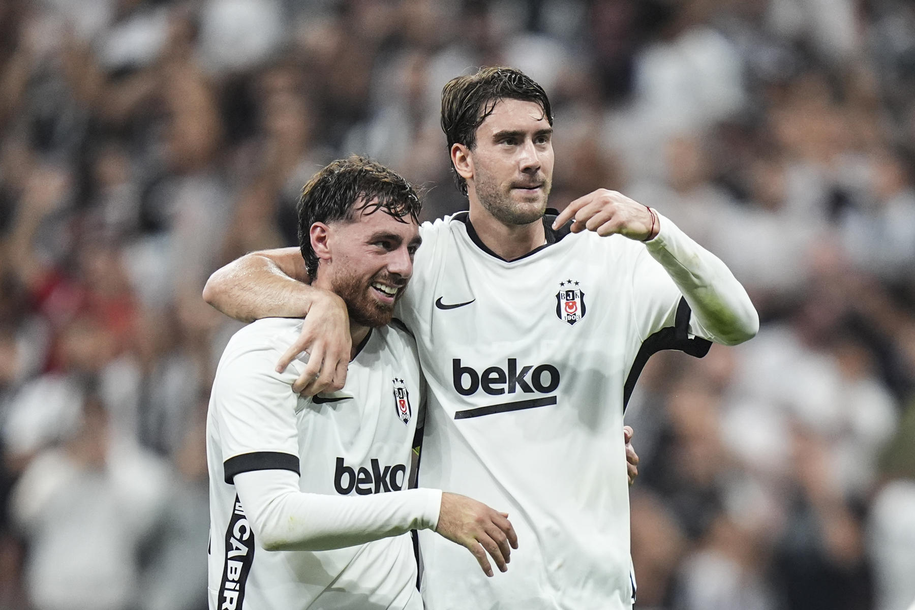Dolmabahçe'de Vlahovic'in gecesi. 8 gollü maçta Beşiktaş, Çorum FK'yı farklı geçti