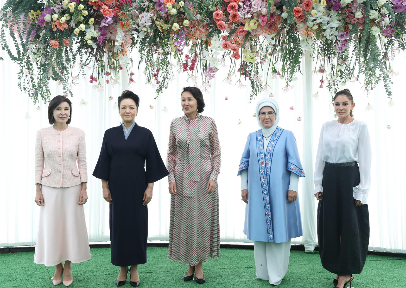 Emine Erdoğan, Kırgızistan'da lider eşleriyle buluştu