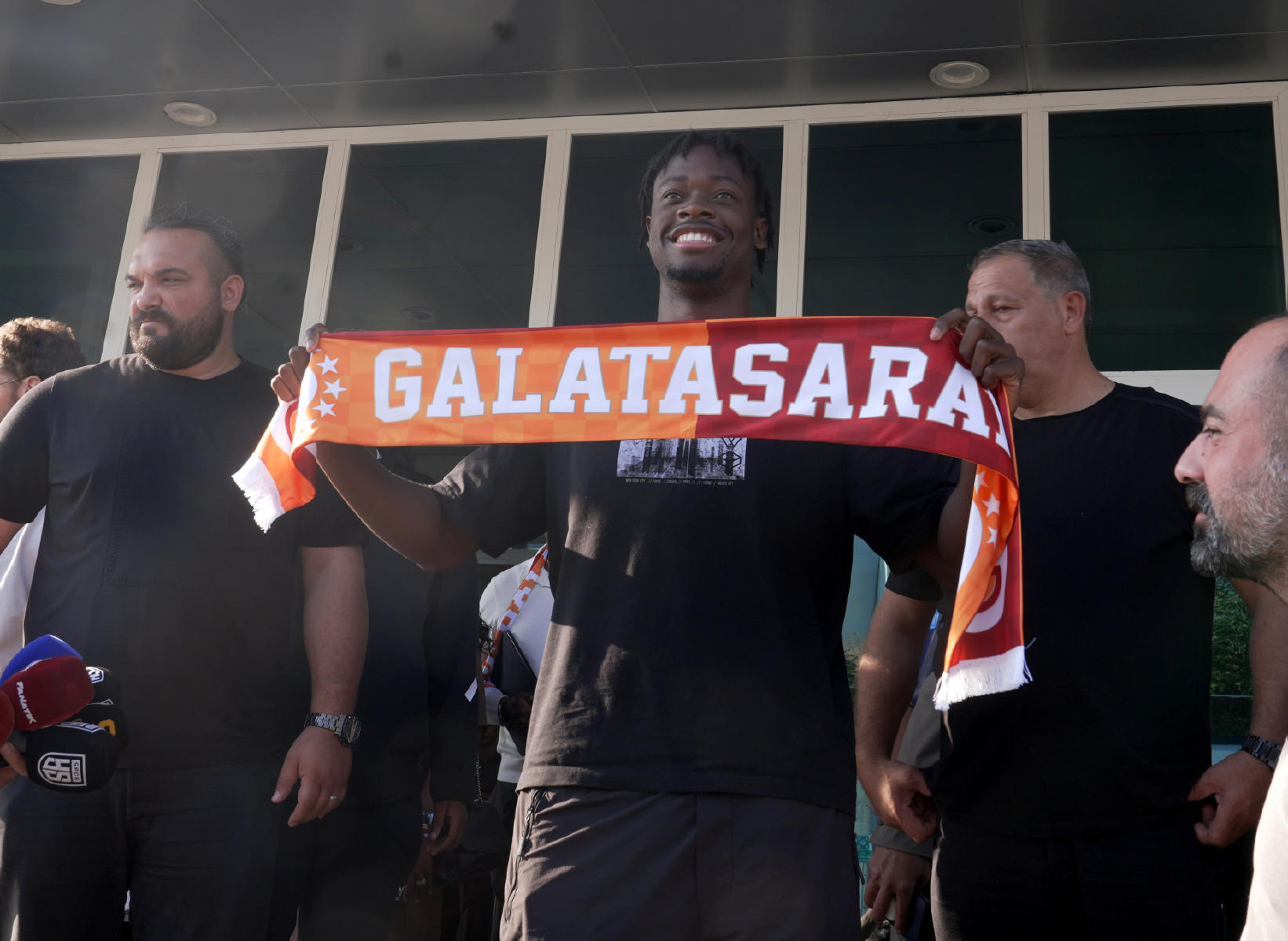 Maliyeti belli oldu. Galatasaray, Fransız futbolcu Bitshiabu'yu kadrosuna kattı