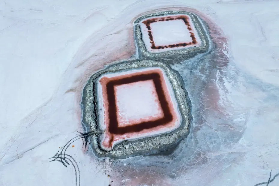 Tuz Gölü’nde sular çekildi, hasat başladı. Yıllık ortalama 1,5 milyon ton tuz çıkarılıyor