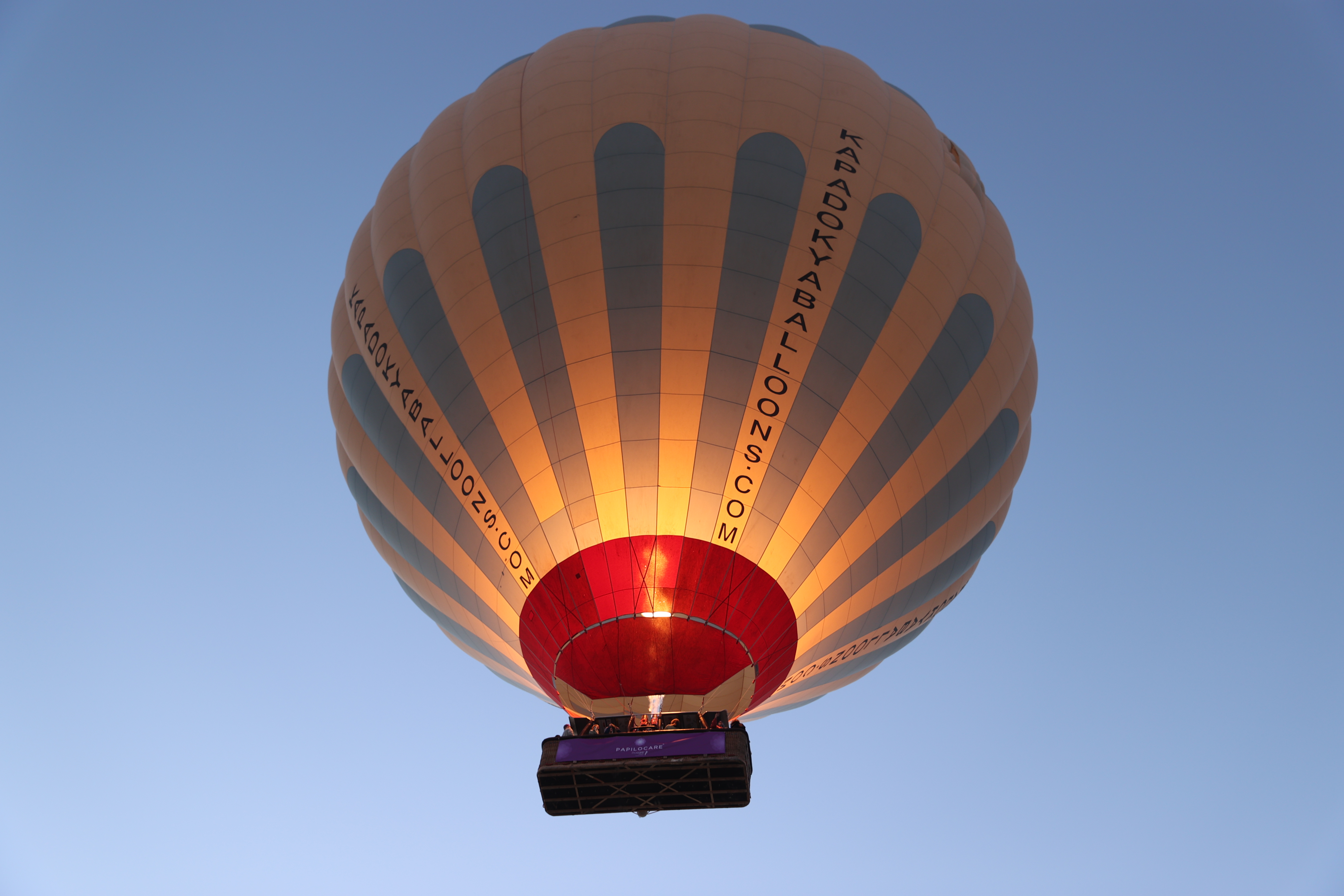 Kapadokya'da kanser farkındalığı için balonlu uçuş