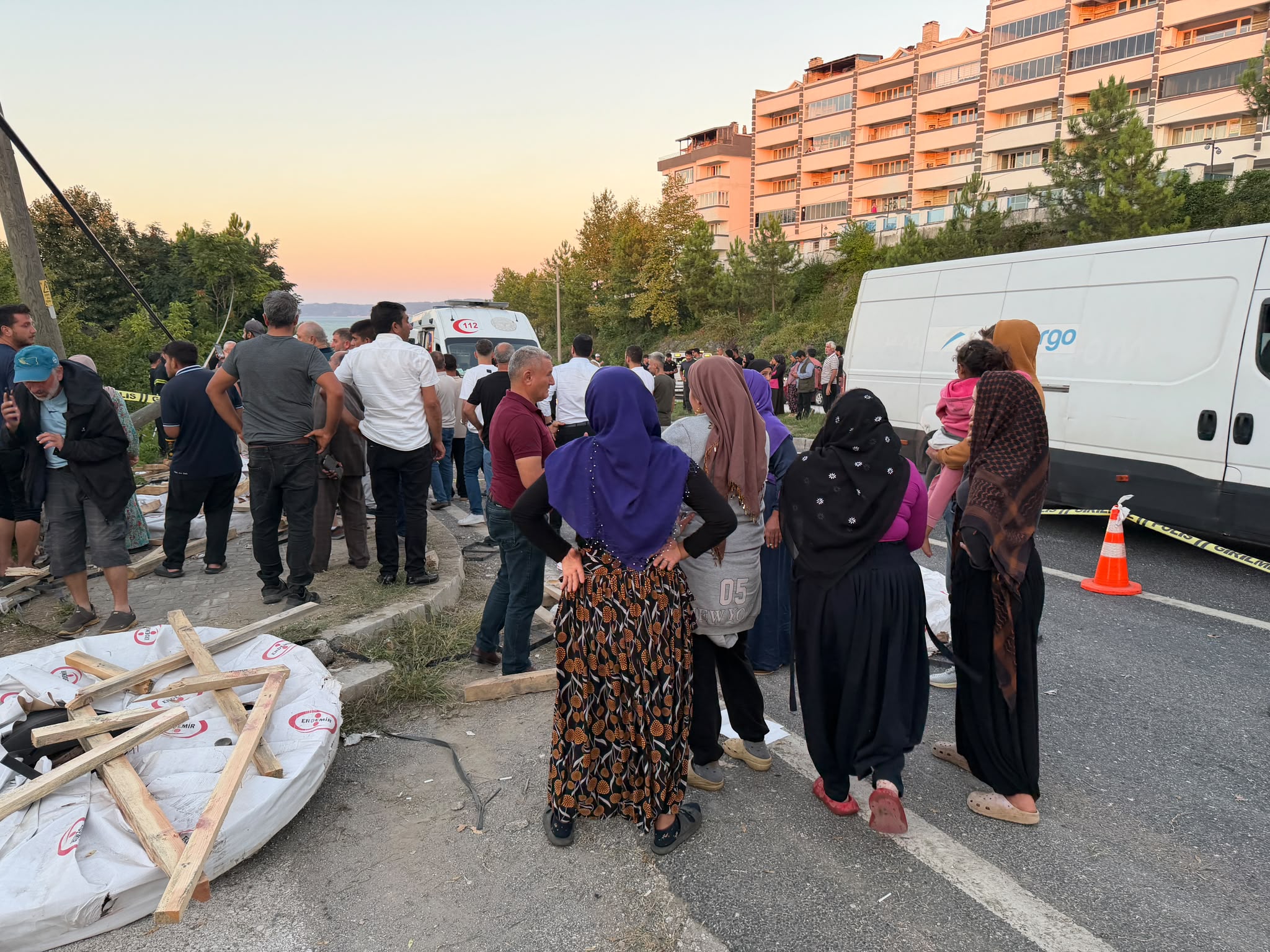 Fındık işçilerini taşıyan araç TIR'la çarpıştı. 4 kişi hayatını kaybetti