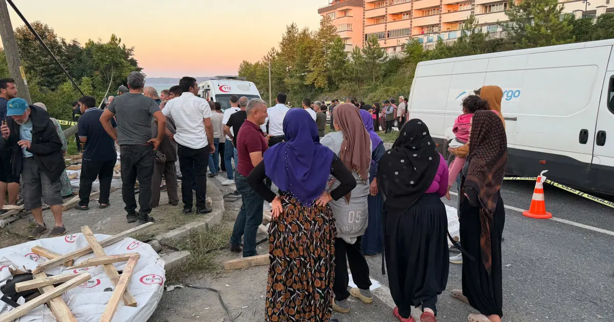 Fındık işçilerini taşıyan araç TIR'la çarpıştı. 4 kişi hayatını kaybetti
