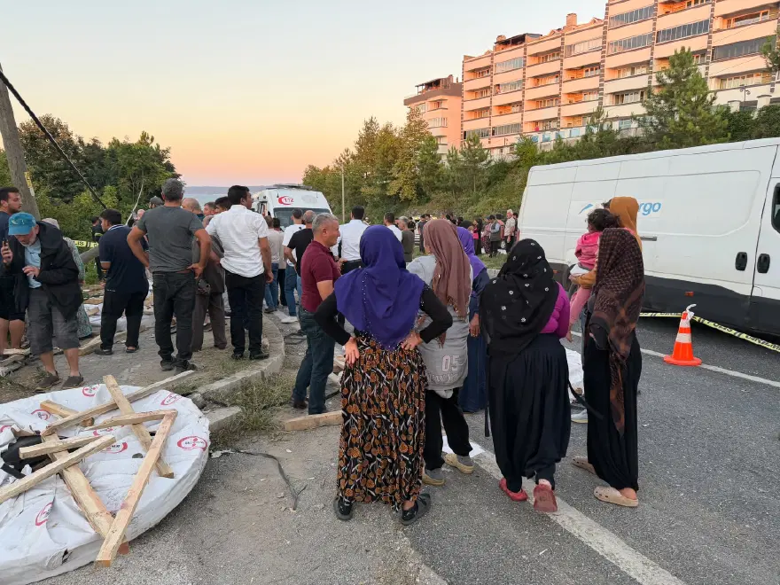 Fındık işçilerini taşıyan araç TIR'la çarpıştı. 4 kişi hayatını kaybetti Fındık işçilerini taşıyan araç TIR'la çarpıştı. 4 kişi hayatını kaybetti
