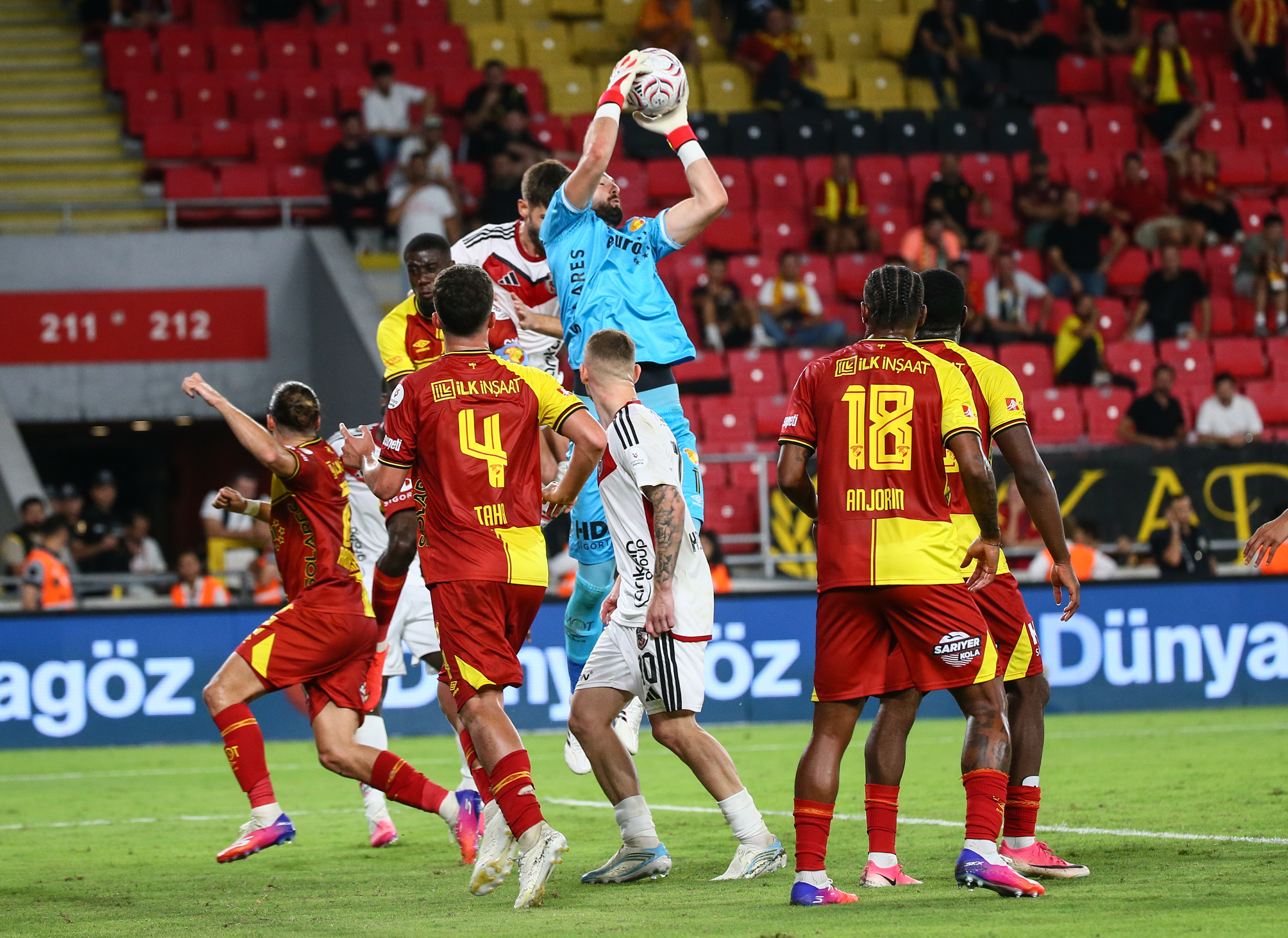 Göztepe kalecisi Gugeshashvili'den taraftara sert sözler. ''Bir gün mutlaka karşılaşacağız''