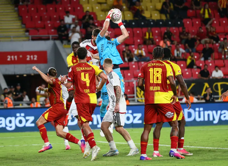 Göztepe kalecisi Gugeshashvili'den taraftara sert sözler. 'Bir gün mutlaka karşılaşacağız' 1
