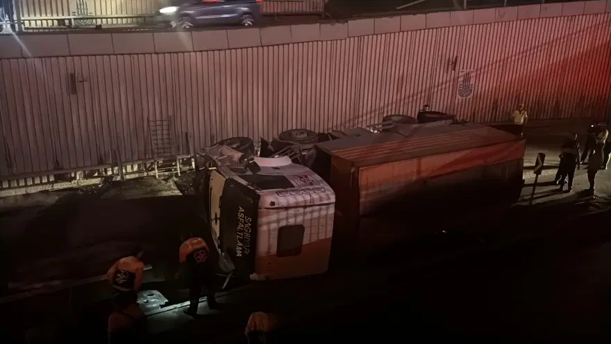 İBB'ye bağlı asfalt kamyonu alt geçit yoluna düştü