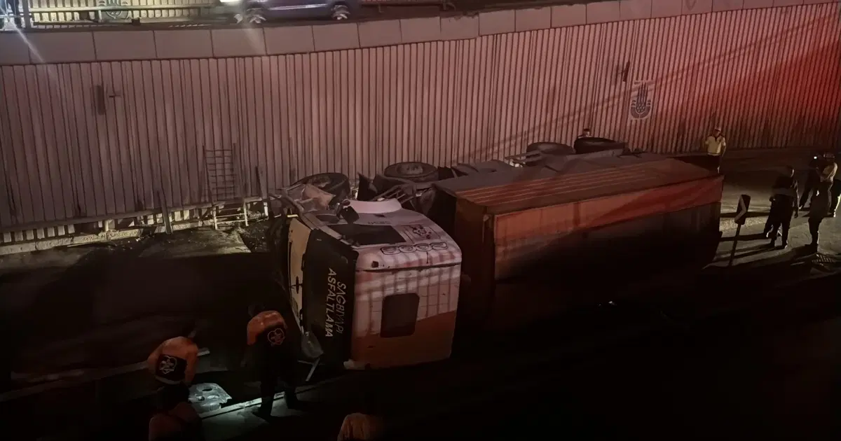 İBB'ye bağlı asfalt kamyonu alt geçit yoluna düştü