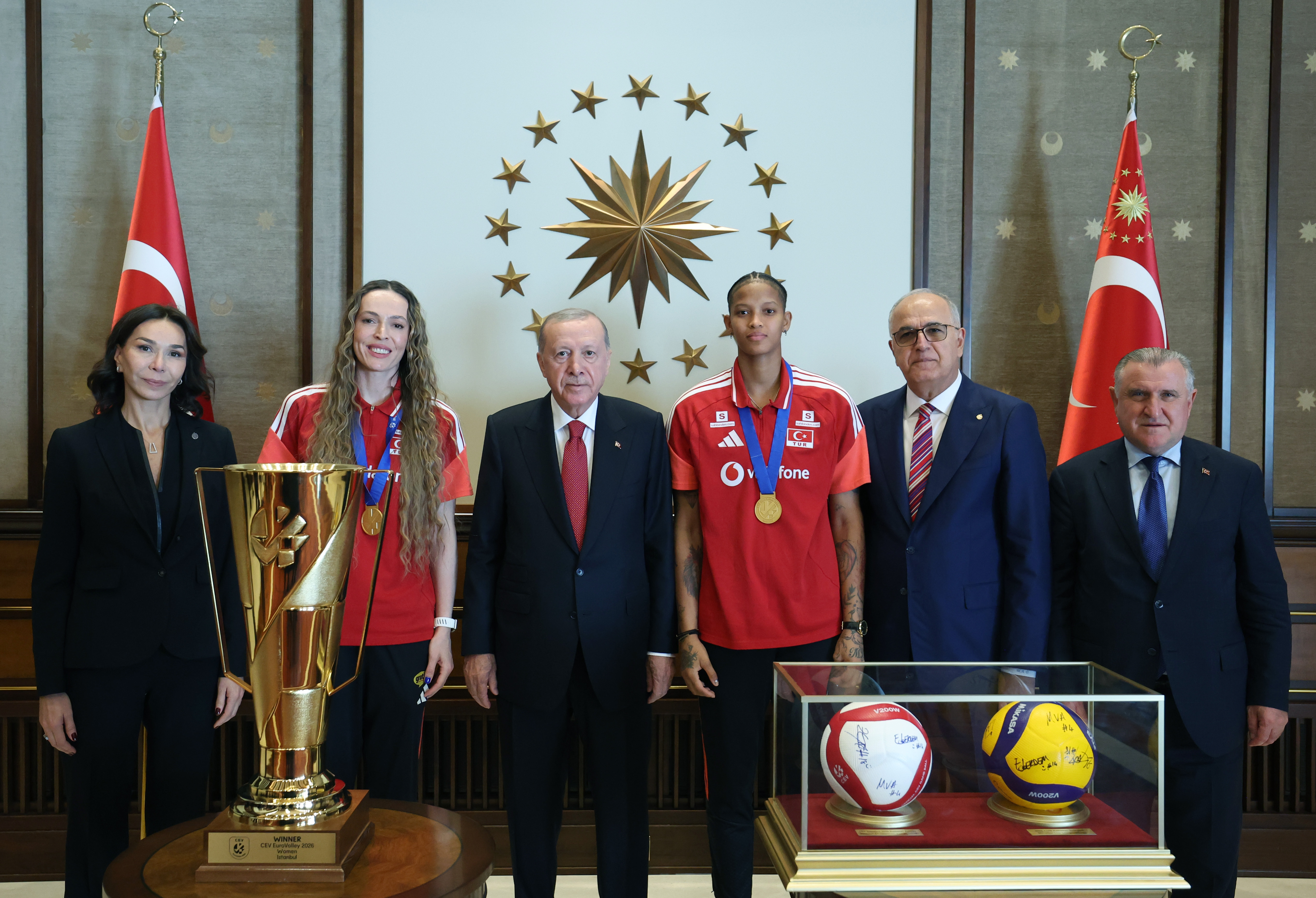 Cumhurbaşkanı Erdoğan, şampiyon milli voleybolcuları kabul etti