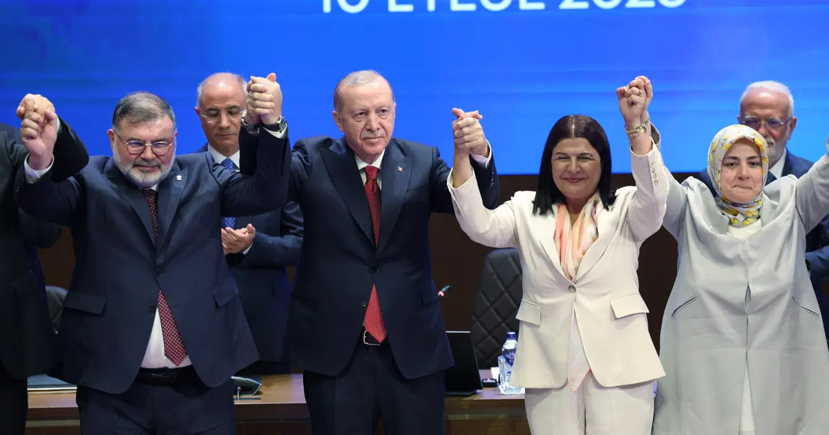 Foça Belediye Başkanı Saniye Bora Fıçı, AK Parti'ye katıldı