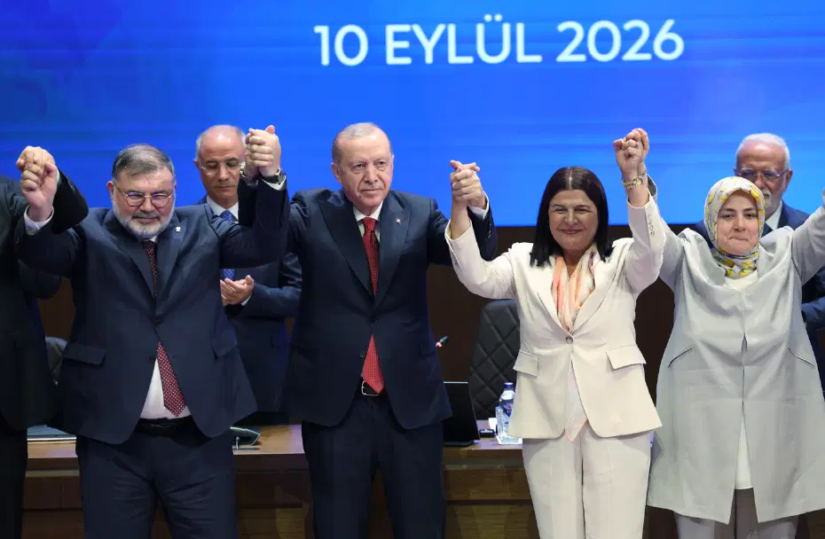 Foça Belediye Başkanı Saniye Bora Fıçı, AK Parti'ye katıldı