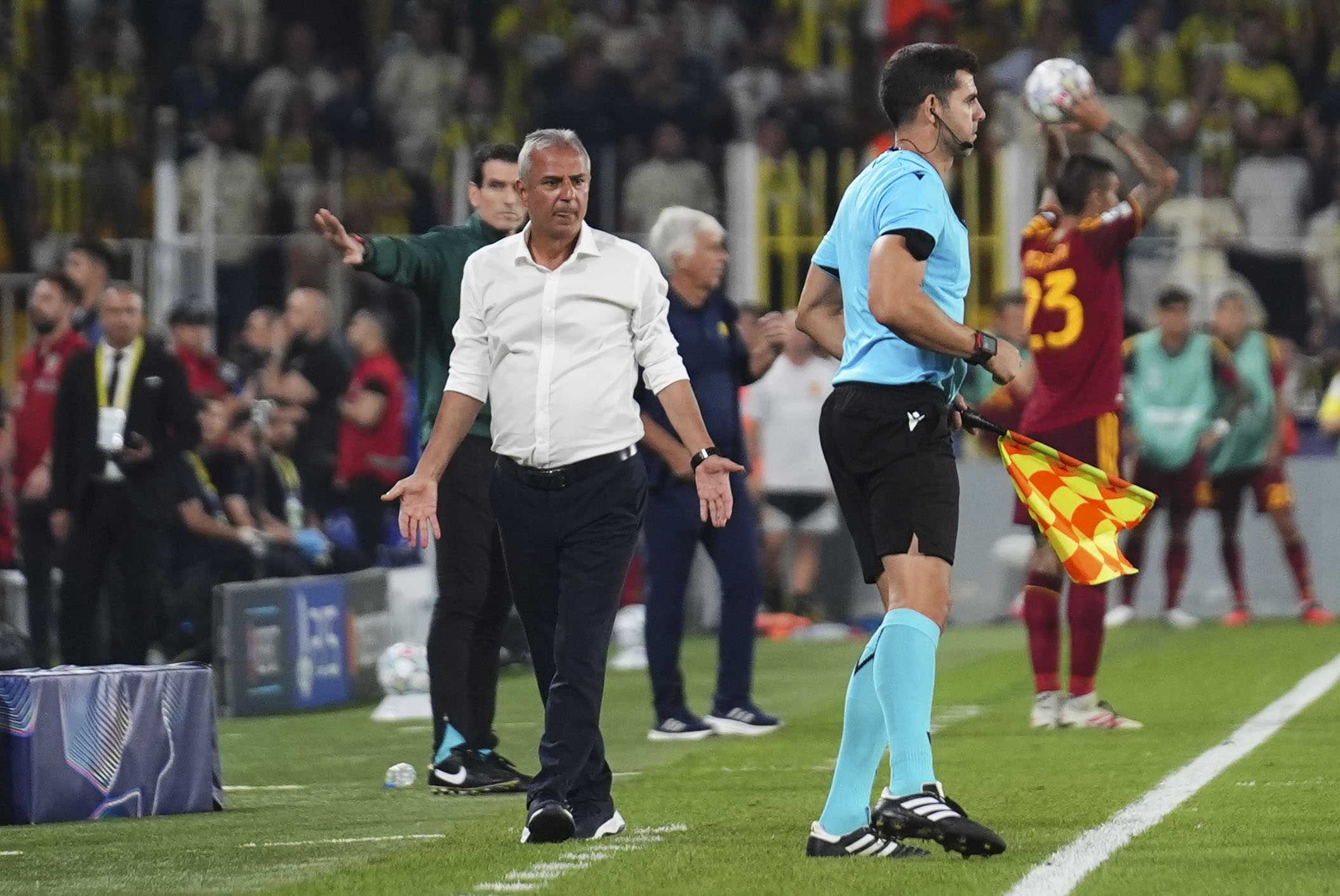 İsmail Kartal'a şişe atan taraftara men cezası