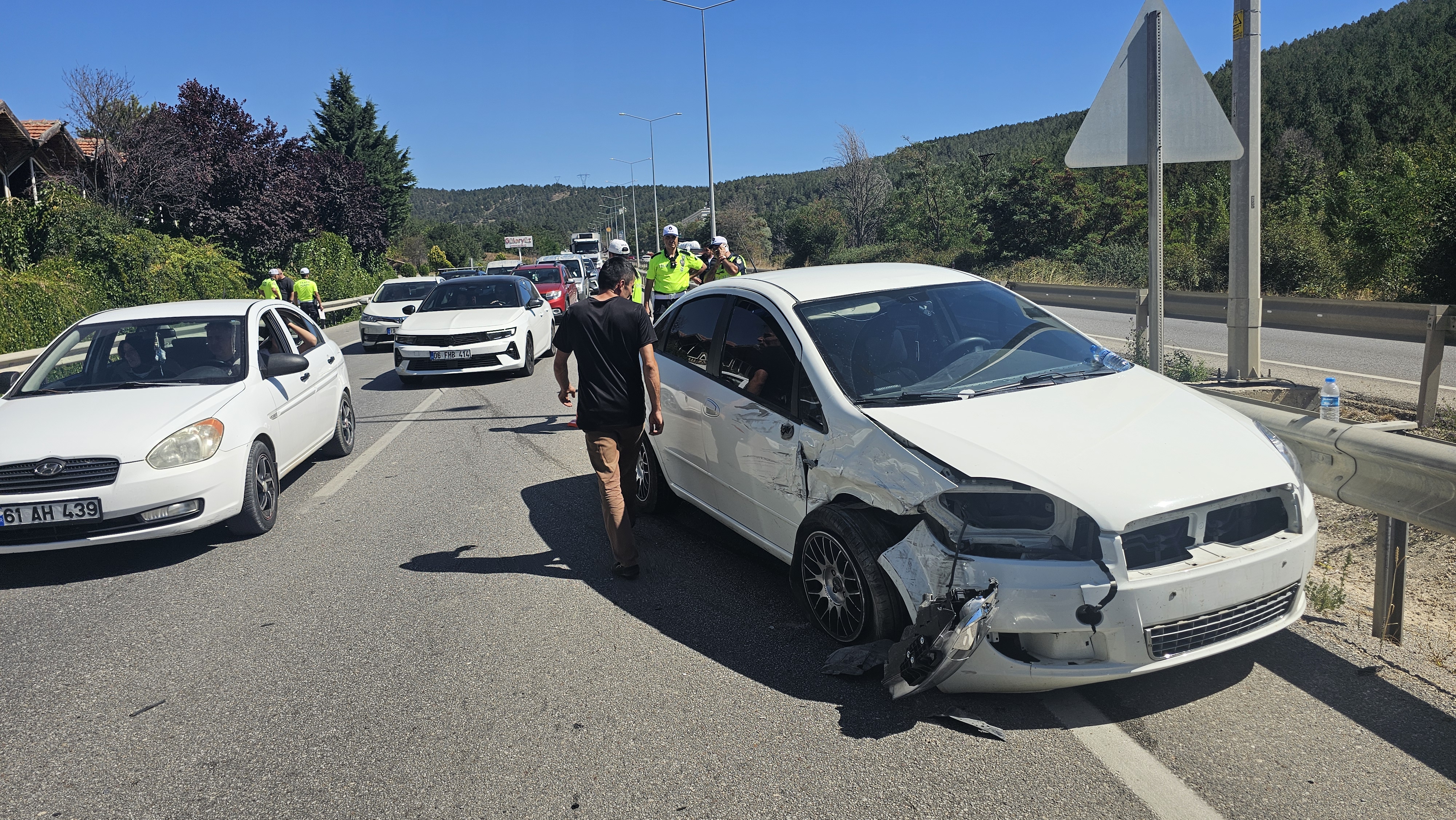 Çorum'da üç araç birbirine girdi, karayolunda trafik kilitlendi