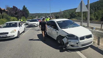 Çorum'da üç araç birbirine girdi, karayolunda trafik kilitlendi