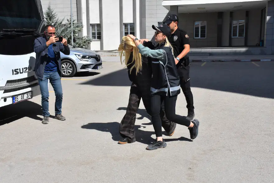 "PAYLAŞIMLARININ İÇERİĞİNE KARIŞMIYORDUM" 3 "PAYLAŞIMLARININ İÇERİĞİNE KARIŞMIYORDUM" 3