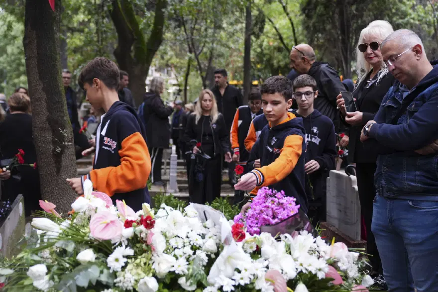 Tarık Akan mezarı başında anıldı. "Her gün aklımızda" 4